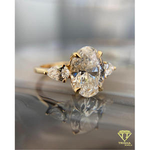 Anillo Solitario Ovalado de Plata de Ley 925 con Diamante Moissanita y Diseño de Piedras Laterales, Joyería Elegante para Revendedores - Product Image 2