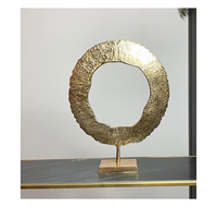 Sculpture métallique décorative pour salon ou bureau, avec détails faits à la main et style haut de gamme.