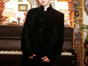 Blazer vintage des années 80 en velours noir froissé avec col mandarin - Product Image 3