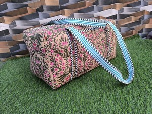 Bolsa de Viaje Acolchada de Algodón Hecha a Mano, Estilo Bohemio, con Cierre de Cremallera, Bolsa de Lona Grande para Viajes Cortos, con Origen en Rajasthan - Product Image 1