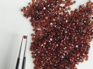 Granat rouge naturel 2,5 mm, taille brillant ronde, qualité supérieure, pierre précieuse en vrac pour la fabrication de bijoux, provenance Red Mountain Gems - Product Image 1