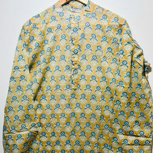 Kurta Corta de Manga Larga Dorada de Primera Calidad 100% Algodón para Hombre | Estampado Floral a Mano, Estilo Étnico Elegante |   Transpirable - Product Image 1