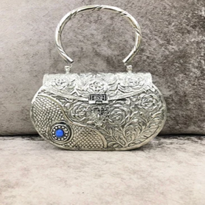Bolso de mano antiguo de latón plateado con intrincados detalles florales en metal, motivo central decorativo, disponible a precio de mayoreo. - Product Image 3