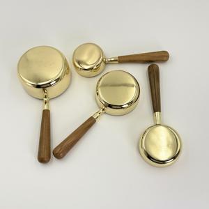 Tazas Medidoras de Acero Inoxidable de Alta Calidad al por Mayor, con Recubrimiento PVD Dorado y Mango de Madera, para Medir Café en Grano o en Polvo - Product Image 5