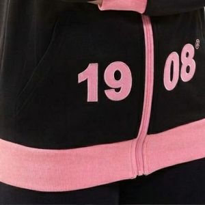 เสื้อแจ็คเก็ตแทร็คซิปเต็มตัวสีดำและชมพูสำหรับผู้หญิง พร้อมลายปักตราสัญลักษณ์ แขนยาว สวมใส่สบาย เหมาะสำหรับกีฬาและลำลอง - Product Image 4