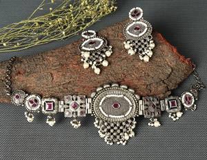 Parure de collier ras-du-cou de mariée en argent oxydé avec boucles d'oreilles Jhumka à sertissage clos, ornée de pierres multiples et de perles pendantes, style traditionnel pour fiançailles - Product Image 3