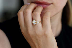 แหวนเพชรทรงลูกแพร์สีเหลืองทอง สไตล์คลาสสิก เครื่องประดับหมั้นสำหรับผู้หญิง ได้รับการรับรองจาก GIA - Product Image 2