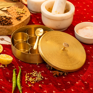 Chutki - Caja de Especias de Latón Hecha a Mano con Cuchara, Recipientes para Especias, Organizador de Almacenamiento de Especias para Cocina, Masala Dabba Tradicional - Product Image 6