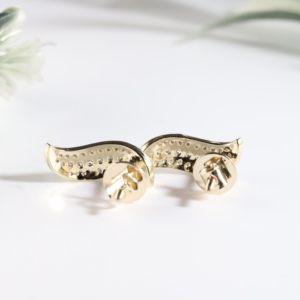 Pendientes de oro con diseño de onda y diamantes, tres cintas curvas clásicas paralelas, pavé de cristal, diseño geométrico tipo climber, para bodas y fiestas - Product Image 2