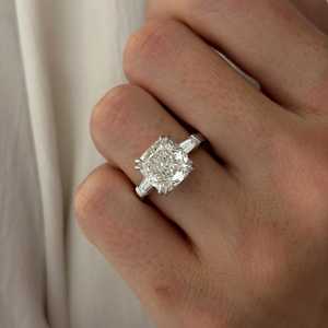 Bague à trois pierres en diamant de laboratoire de 5 carats, taille coussin, E VVS2, double griffe en platine, certifiée IGI - Product Image 4
