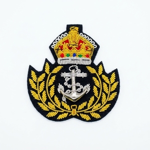 Patch de blazer tendance, brodé main, avec motif crête, badge en fil d'or, couronne, branche et ancre argentée - Product Image 1