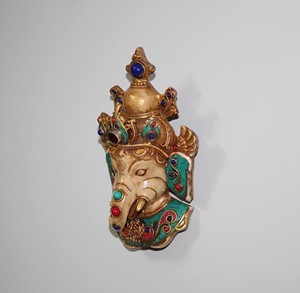 Placa Decorativa de Pared con Máscara de Ganesha de Resina, Estilo Tibetano Nepalí |   Estatua de Ganesha Vintage con Mosaico de Piedra |   Artesanía Religiosa Tradicional - Product Image 3