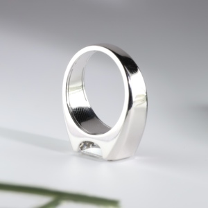 Anillo de compromiso para hombre de oro blanco de élite con diamante cultivado en laboratorio de corte esmeralda, moderno, con engaste de media bisel de estilo oriental y occidental, banda ancha para boda - Product Image 4