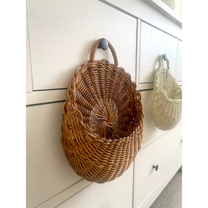 Cesta de pared de ratán ecológica al por mayor, cesta colgante de mimbre tejida a mano, organizador de almacenamiento montado en la pared con bolsillo para uso en la cocina - Product Image 1