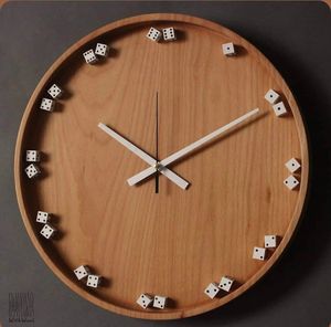 Reloj de Pared de Madera Moderno Hecho a Mano con Números Romanos, Diseño Tallado, Movimiento de Cuarzo, Forma Redonda, Decoración Colgante para Sala de Estar - Product Image 3