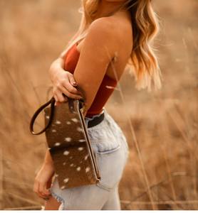 Bolso de Mano Tipo Clutch de Cuero Vacuno Genuino con Pelo, Estilo Rústico con Manchas, para Mujer - Product Image 5