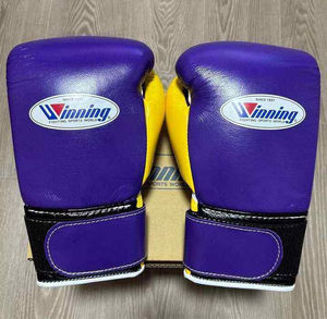 Gants de boxe confortables et professionnels en cuir véritable, avec fermeture velcro, imperméables, violet et jaune, couleurs et tailles personnalisables - Product Image 1