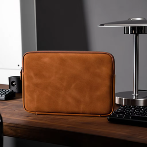 Funda y Estuche para Laptop de Cuero Genuino, Moderno y Duradero, para Macbooks y Laptops, Modelo LS-0247, Venta al Por Mayor - Product Image 1