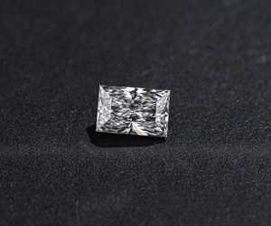 Pendentif bague de mariage en diamant de laboratoire certifié IGI 2,08 CT, taille baguette, couleur E, coupe fantaisie antique - Product Image 2