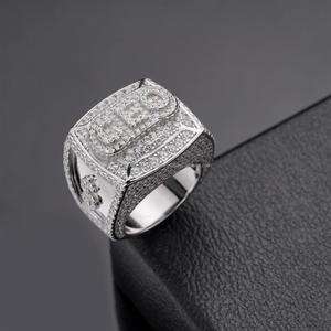 Anillo de Plata 925 de Primera Calidad con Diamante Cultivado en Laboratorio para Hombre, con Cara Rectangular Audaz y Detalles Brillantes - Product Image 1