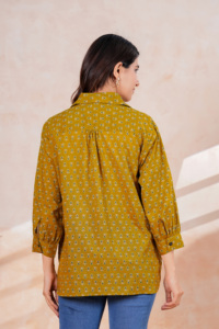 Camisa informal de manga larga color mostaza para mujer con cuello de solapa para uso en la oficina - Product Image 2