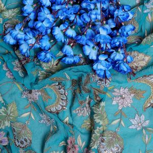 ผ้าจอร์เจตต์เนื้อธรรมชาติปักลายดอกไม้สีเขียวมรกตแบบเหมือนจริง ประดับด้วยเลื่อม เหมาะสำหรับชุดเจ้าสาวสุดหรู - Product Image 5