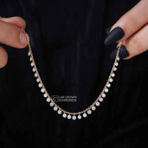 Colgante de Lujo con Moissanita de Corte Redondo en Oro Amarillo de 14K para Mujer con Treinta Piedras Brillantes, 2.41 Quilates de Peso Total - Product Image 2