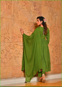 Conjunto de Kurta Anarkali y Dupatta con Diseño Crinkle Zari en Verde Kai - Product Image 5
