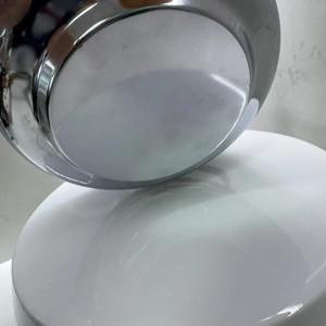 Elegante cacerola plateada con asas doradas, ideal para la mesa festiva y comidas familiares especiales, procedente de la India. - Product Image 6