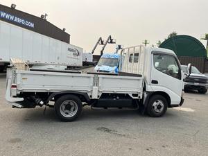 Camioneta Toyoace de alta calidad, recién llegada, con volante a la derecha y portón trasero eléctrico. Autos impecables en venta - Product Image 2