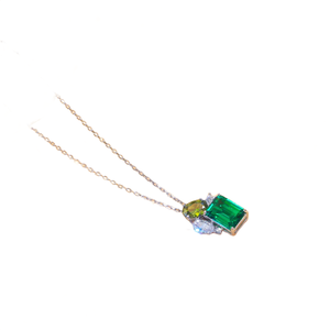 Collar con Colgante de Moissanita de Oro de 18K de Lujo con Piedra Verde Corte Esmeralda y Detalles de Diamantes, Diseño Geométrico - Product Image 1