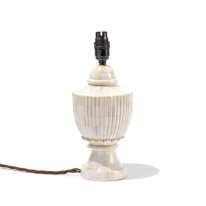 Lampe de table contemporaine en os incrusté, artisanale, mobilier de luxe pour la maison - Product Image 1