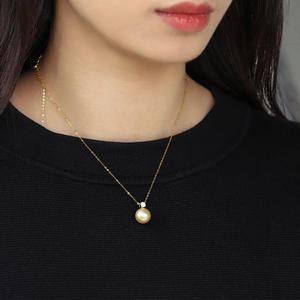 จี้ไข่มุกทะเลสีทองธรรมชาติ 9-13 มม. ยี่ห้อหนานหยาง คุณภาพเยี่ยมไร้ตำหนิ พร้อมสร้อยคอทอง 18k ประดับเพชรซิคอน ดีไซน์หรูหราทันสมัย - Product Image 4