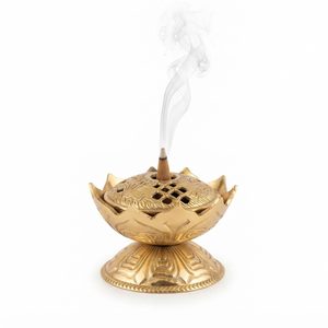 Brûleur d'encens en laiton avec couvercle perforé en forme de dôme, base lotus, porte-encens rituel traditionnel, décoration de temple indien, vente en gros - Product Image 1