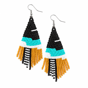 Pendientes colgantes artesanales bordados con flecos geométricos y cuentas negras, turquesa, blancas y mostaza, estilo bohemio. - Product Image 1