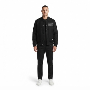 Chaqueta Vaquera de Seda 100% Personalizada OEM para Hombre, Estilo Urbano, Ecológica, Ligera, con Cierre Frontal a Presión, Motivo de Bandera Americana, Estilo Universitario - Product Image 1