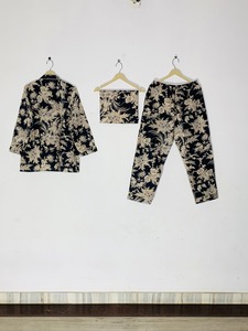 ชุดนอนมิดไนท์ออนิกซ์ - ชุดนอนผ้าฝ้ายพิมพ์ลายด้วยมือ 3 ชิ้น - Product Image 4