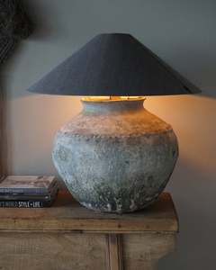 Abat-jour taupe pour lampe de table en tissu moderne avec un design conique large pour une décoration élégante de la chambre à coucher et du salon - Product Image 1