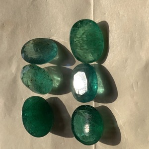 Esmeraldas naturales de corte ovalado, piedras preciosas verdes para la fabricación de joyas, piedras sueltas pulidas - Product Image 1