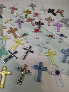 Croix carrée en résine ILAHI, motif folklorique découpé, design artistique avec motifs simples, bords lisses, couleurs vibrantes, haute qualité - Product Image 2