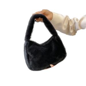 Vente en gros de sacs fourre-tout en peluche, nouvelle mode mignonne et bon marché, sac à main de voyage réutilisable pour dames - Product Image 1