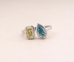 Anillo Toi Et Moi de Oro de 14K con Diamantes de Laboratorio de 2 Quilates Cada Uno, Corte Pera y Radiante, VVS2, Diamantes Amarillos y Azules de Fantasía, Anillo de Oro con Dos Piedras para Ella - Product Image 1