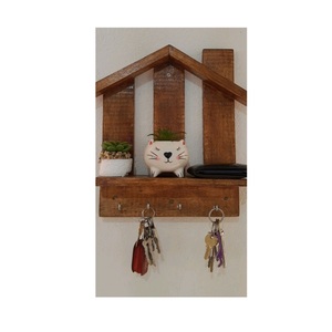 Porte-clés mural en bois raffiné, une pièce décorative pour la maison, conçu pour compléter les intérieurs résidentiels avec un rangement pratique et une touche esthétique. - Product Image 6