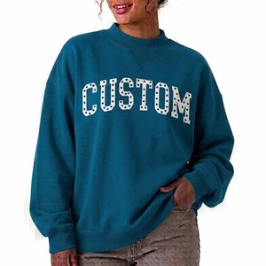 Sudadera de cuello alto para mujer, personalizada al por mayor, holgada, de invierno, con apliques de letras a cuadros y estampado serigrafiado completo. - Product Image 1