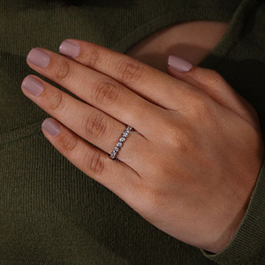 Bague de mariage Vana Jewels B17 en or massif 14 carats avec diamant de laboratoire certifié IGI, sertie de saphirs, entièrement sertie, empilable et assortie - Product Image 2