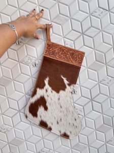 Chaussette de Noël en cuir de vachette pour la famille, décorée à la main, à suspendre au sapin ou au foyer, et sac cadeau pour la décoration de fête - Product Image 1