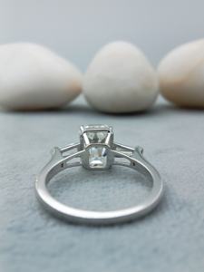 Anillo de Compromiso y Boda de Oro Sólido de 14k con Diamante Cultivado en Laboratorio de Corte Esmeralda de 2ct VVS/VS, Certificado por IGI - Product Image 6