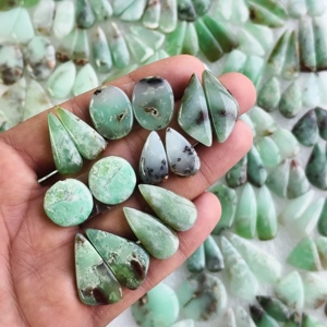 Paire de boucles d'oreilles assorties en chrysoprase naturelle, cabochons de pierres précieuses vertes, pierres brutes pour la fabrication de bijoux 15x11x5mm 35x9x5mm 22 carats en moyenne - Product Image 1