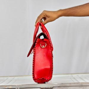 Bolso de Mano de Cuero Rojo de Lujo con Estampado Floral, Cierre de Cremallera, Diseño Duradero - Product Image 4