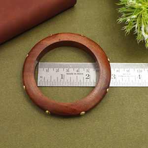 Brazalete Artesanal de Madera y Tono Dorado, Estilo Bohemio Chic, Joyería Minimalista - Product Image 4